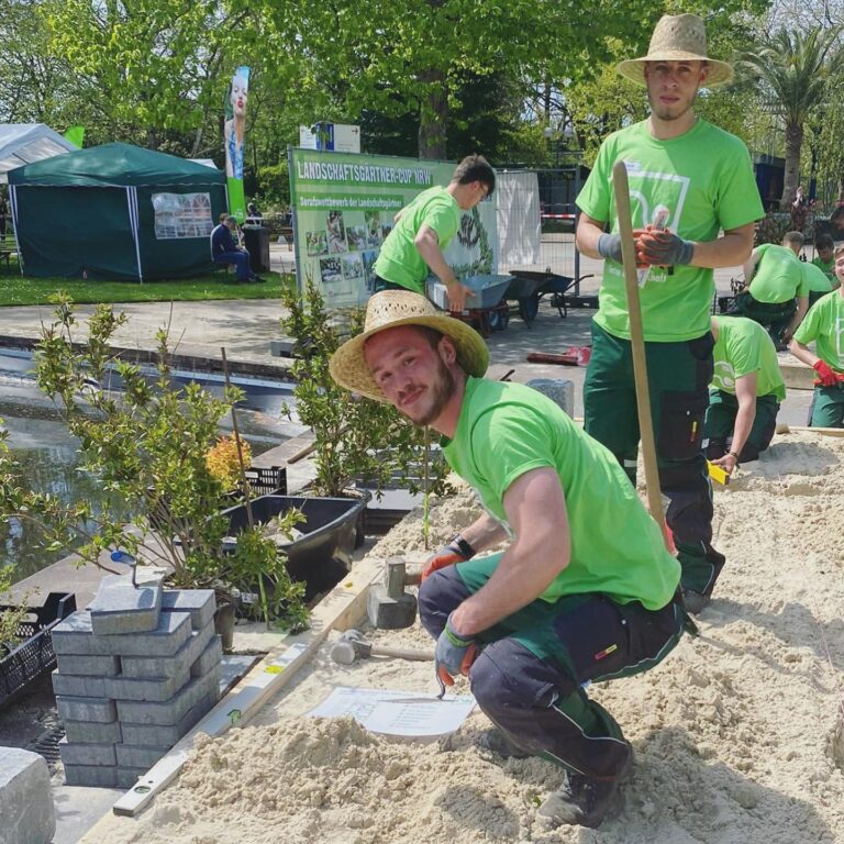 Mitarbeiterin bei Pflanzarbeiten in einer neuen Grünanlage
