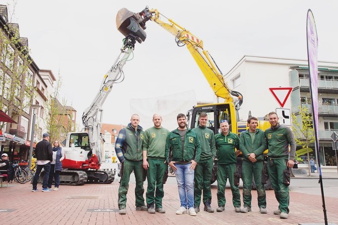 Team von Baasner Garten- und Landschaftsbau auf dem Betriebshof