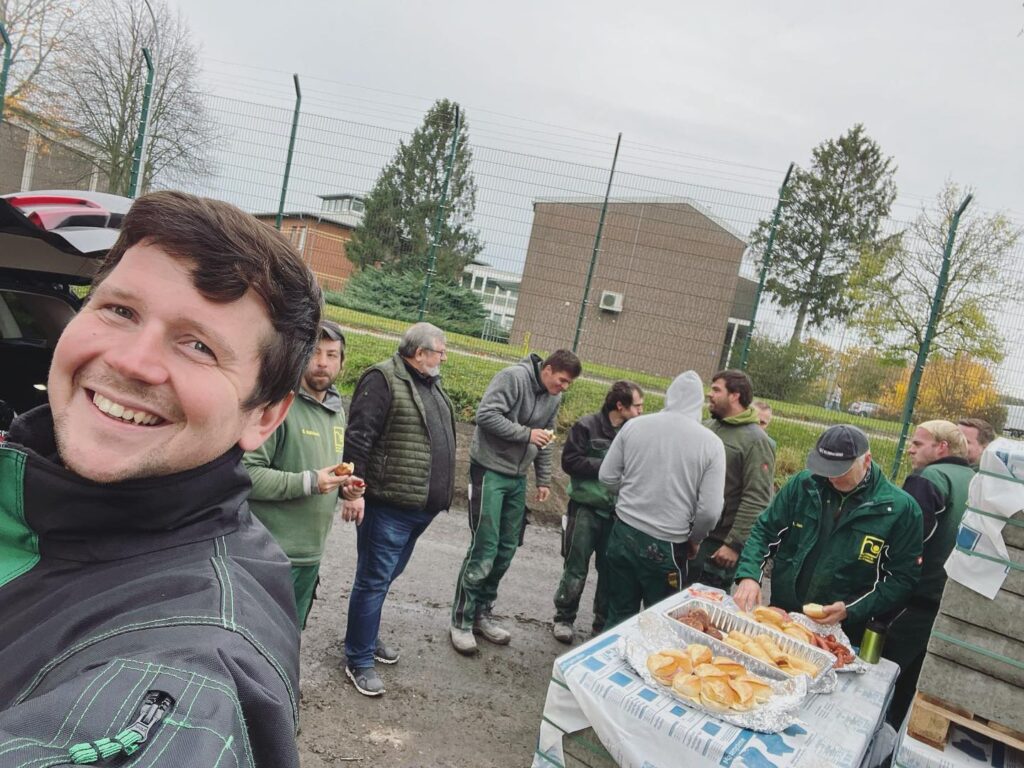 Lachender Mitarbeiter von Baasner Garten- und Landschaftsbau