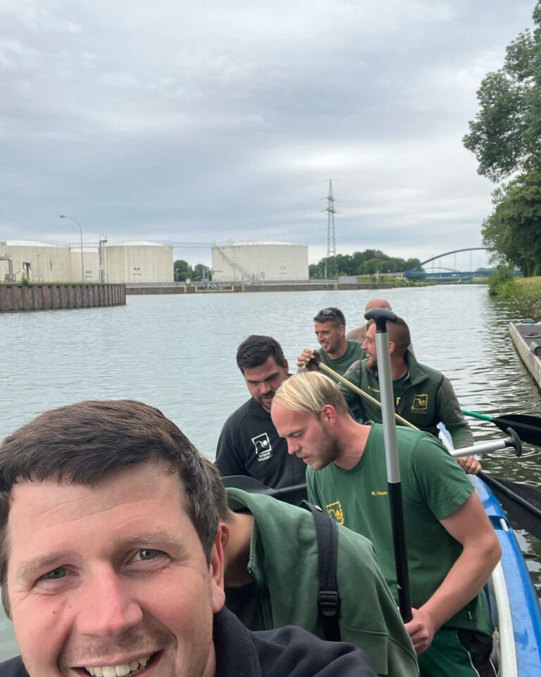 Mitarbeiter beim gemeinsamen Drachenbootrennen