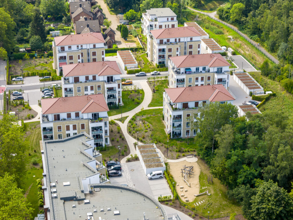 Luftaufnahme einer Wohnsiedlung mit angelegten Grünflächen