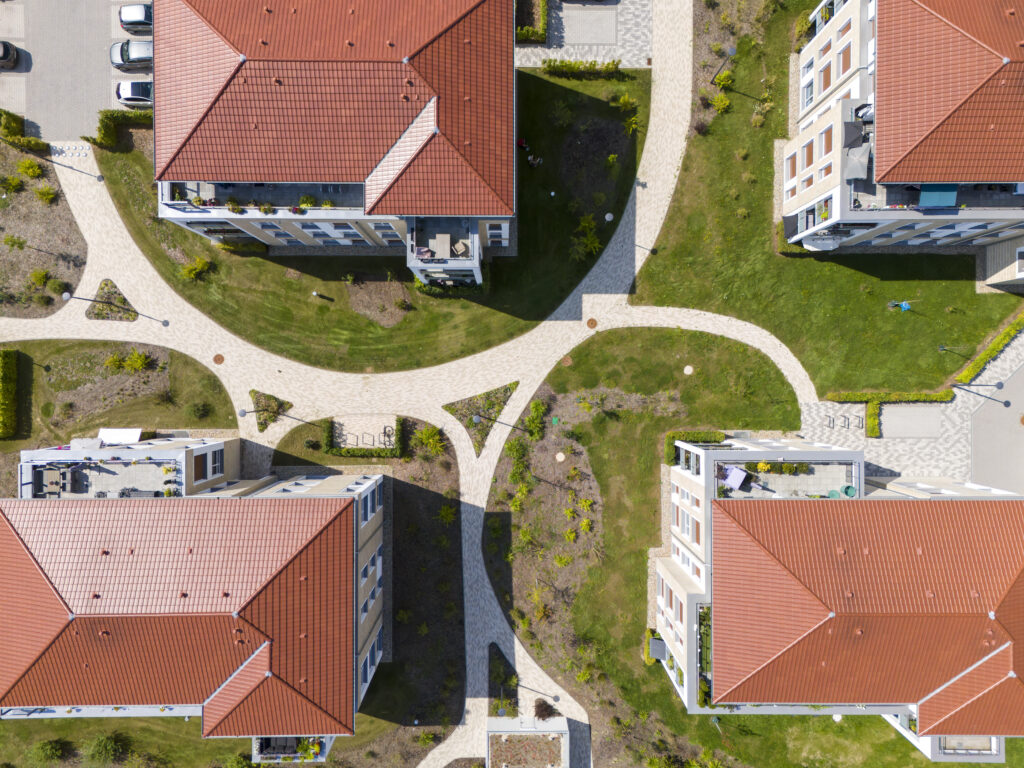Luftaufnahme von Wohngebäuden mit begrünten Dächern