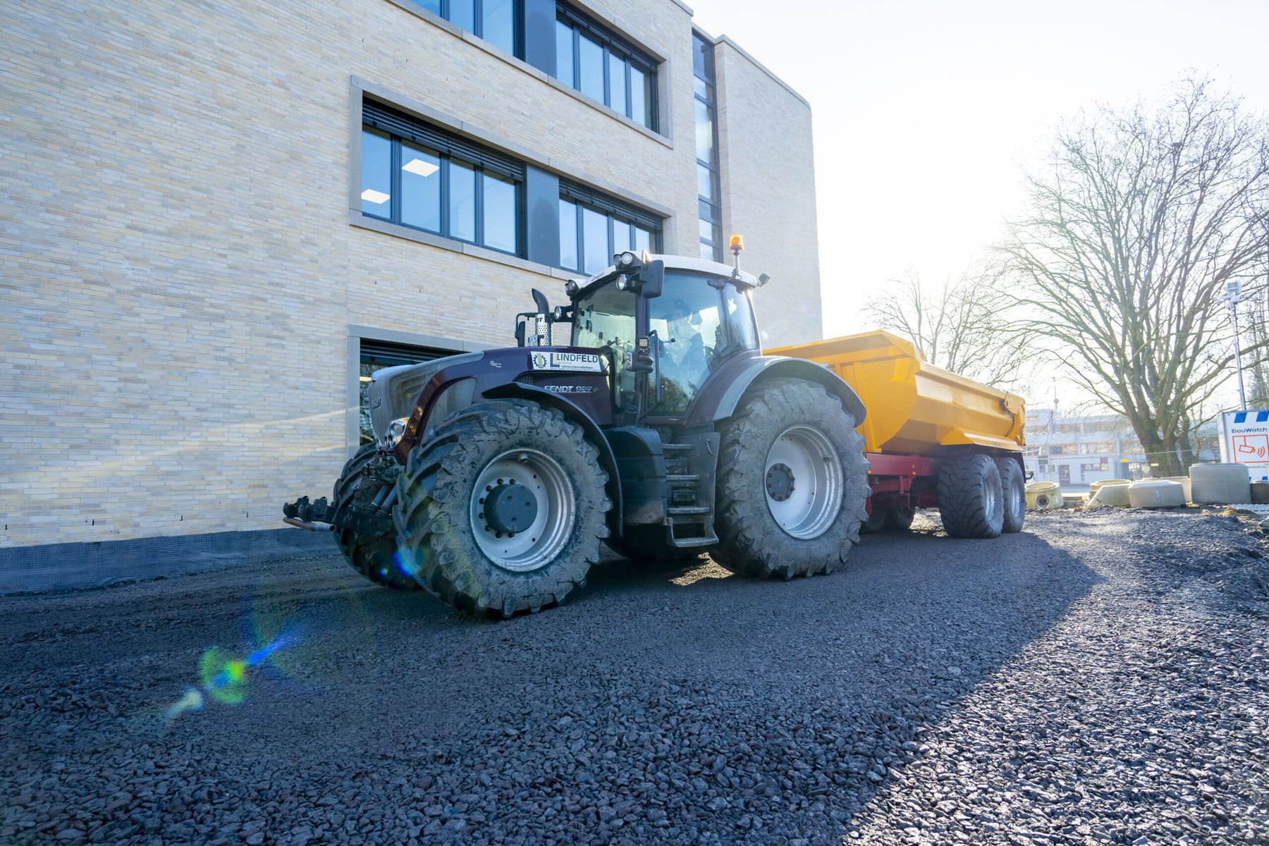Traktor mit Anhänger auf dem Schulgelände