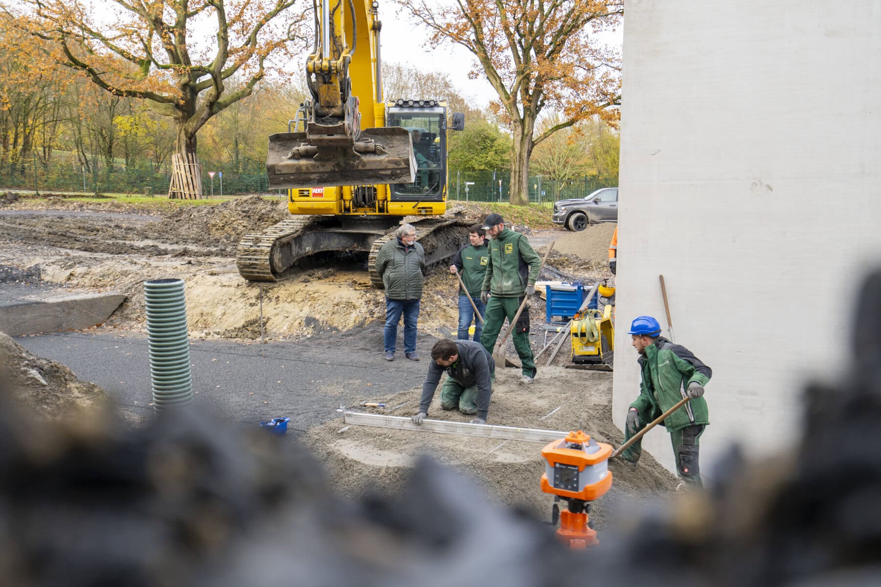 Baustelle mit Rohrleitungen und Baumaschinen am KKG Lünen