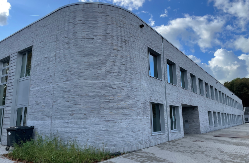 Fertiggestellter Neubau mit heller Fassade