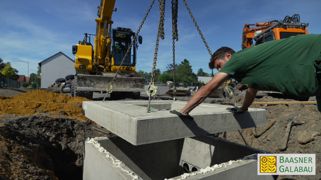 Betonelemente werden mit dem Bagger verlegt