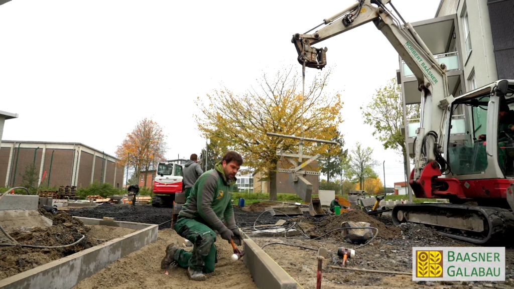 Baustelle der UKBS in Unna mit Bagger vor dem Gebäude