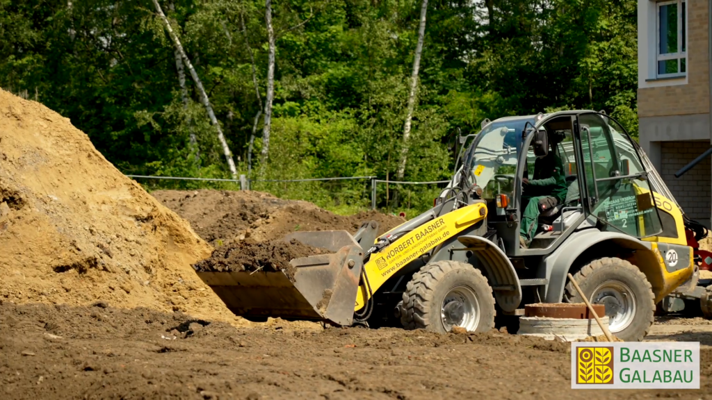 Radlader verlädt Erdreich auf einer Baustelle