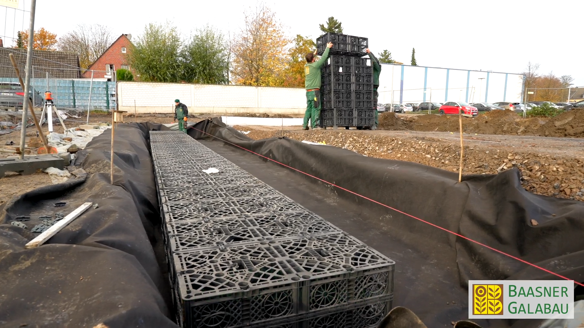 Drainagegraben mit Schotter und Filtervlies