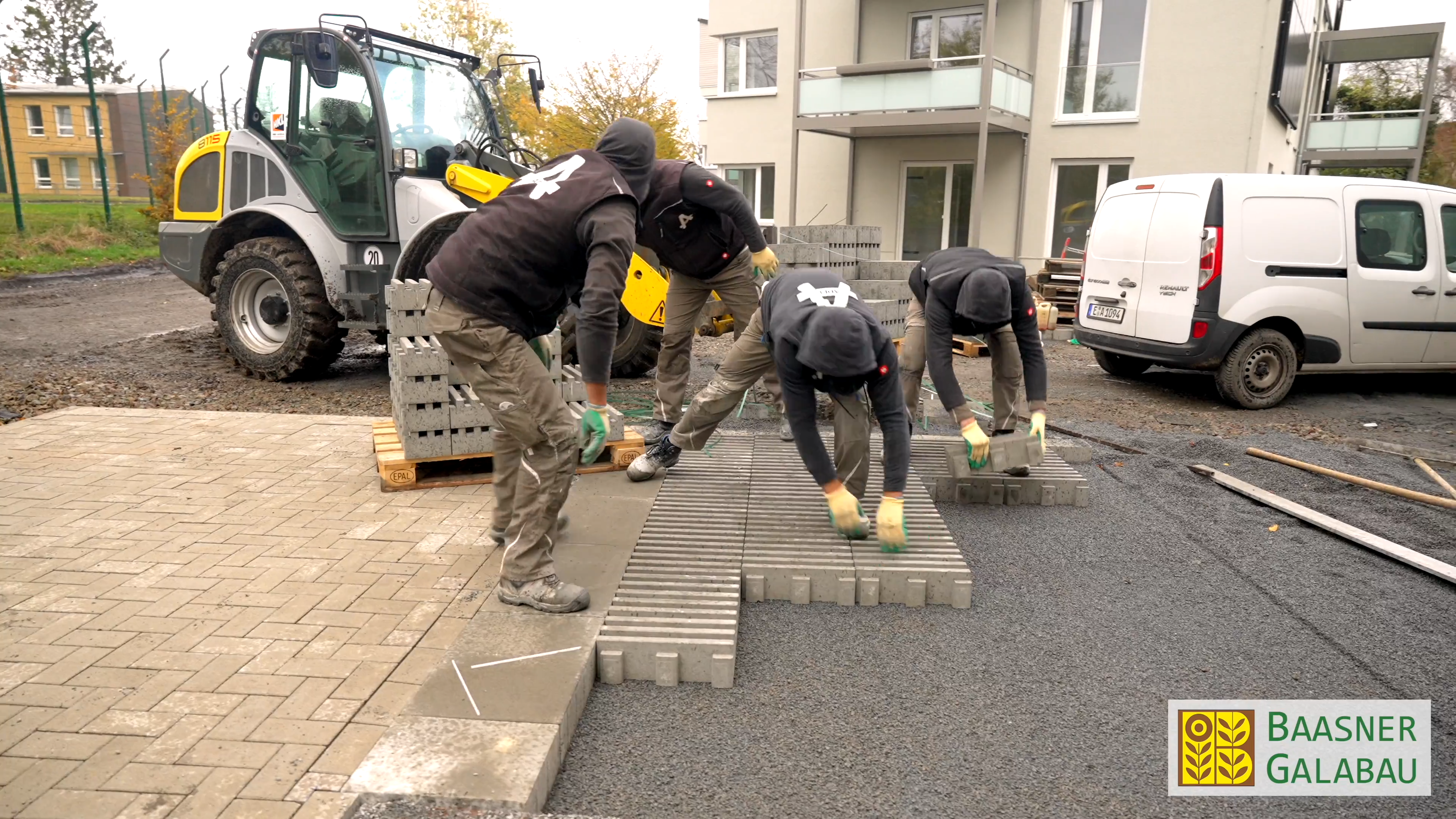 Mitarbeiter beim Verlegen von Pflastersteinen
