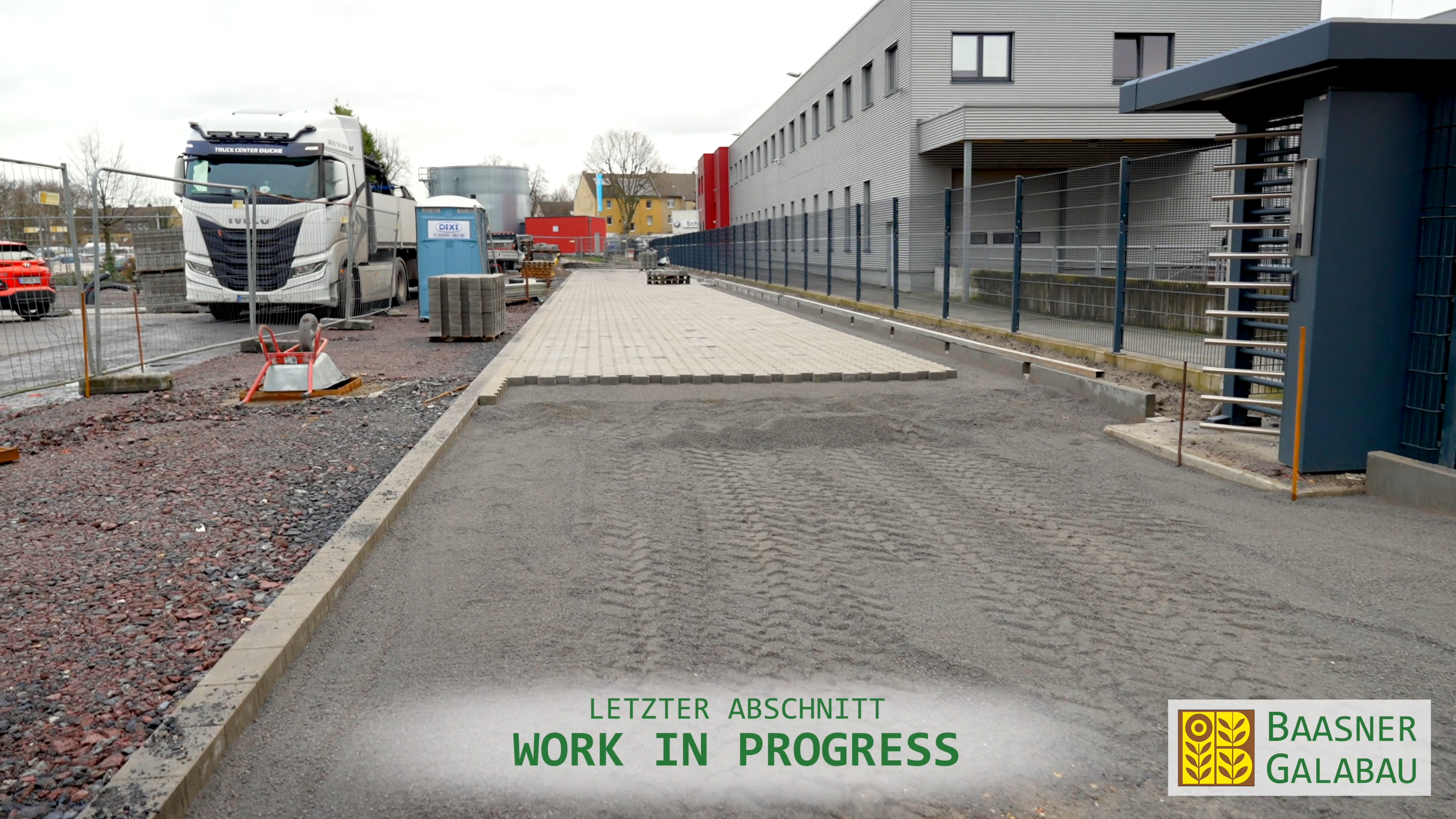 LKW auf der frisch asphaltierten Verkehrsfläche