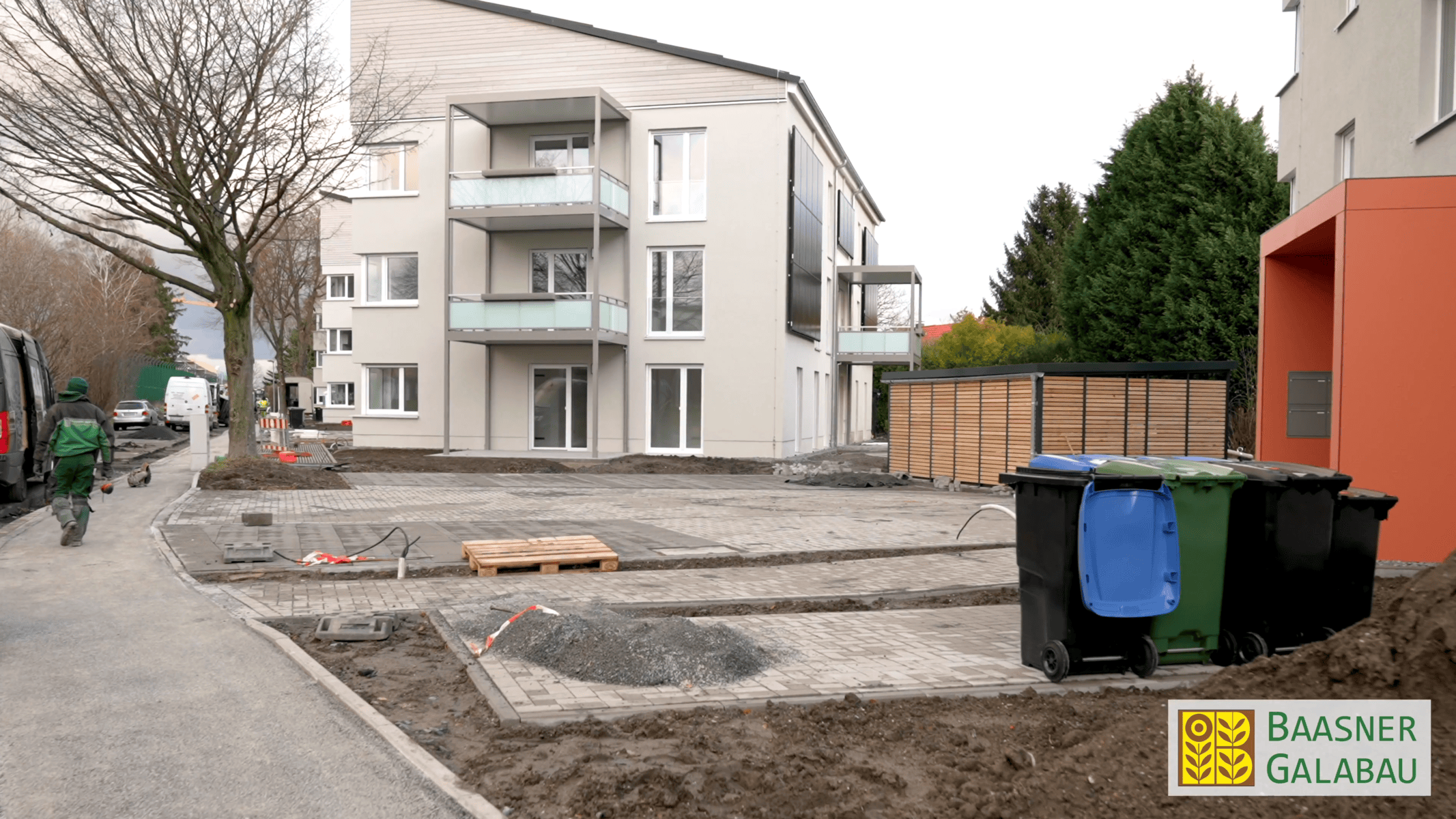 Baustelle vor einem Wohngebäude mit neuer Pflasterfläche