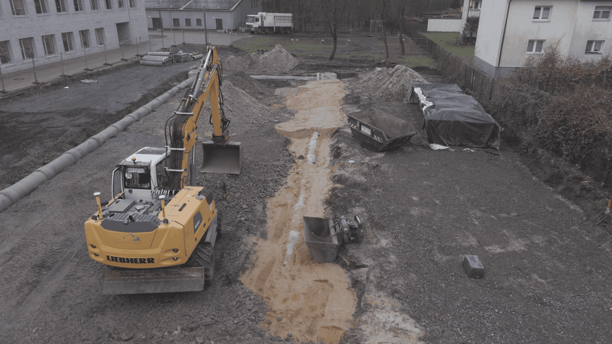 Bagger bei Erdarbeiten auf dem Schulgelände
