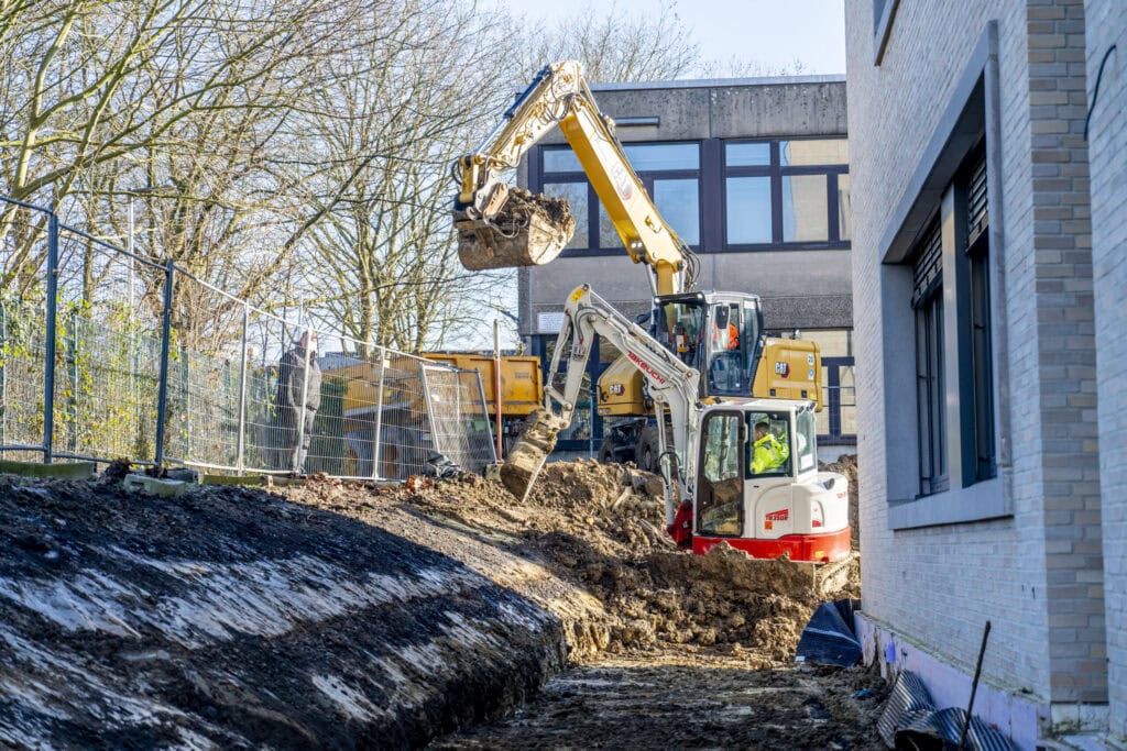 Bagger bei Arbeiten am Schulgebäude der Realschule Altlünen