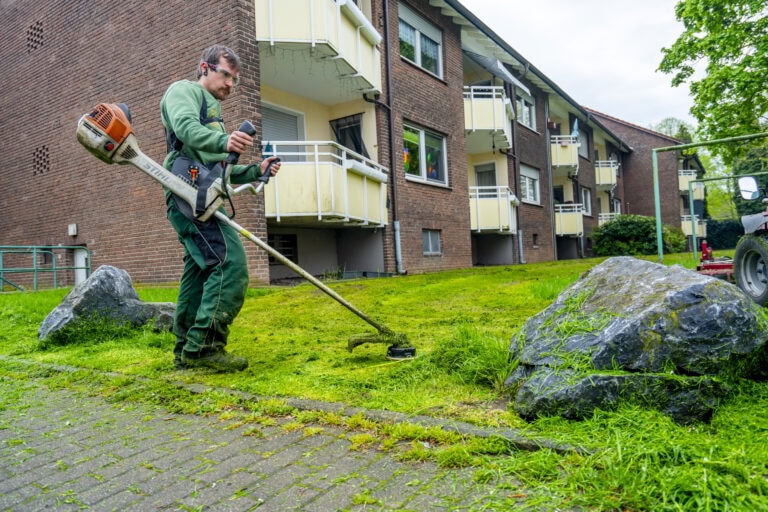 Facharbeiter von Baasner GaLaBau bei der Arbeit auf einer Grünfläche in Lünen