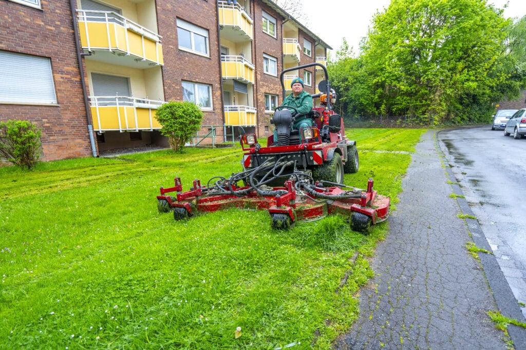 Aufsitzmäher bei der Rasenpflege einer großen Grünfläche