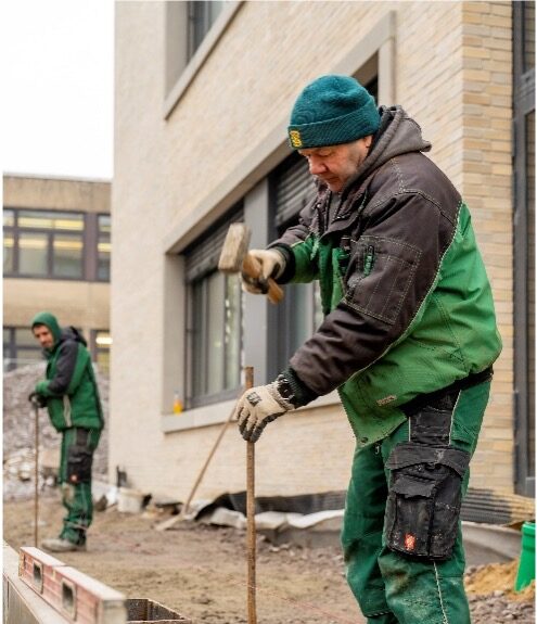 Mitarbeiter bei Arbeiten an einer Gebäudefassade