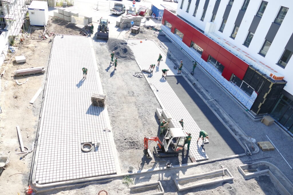 Pflasterarbeiten an einem Gehweg im Straßenbau