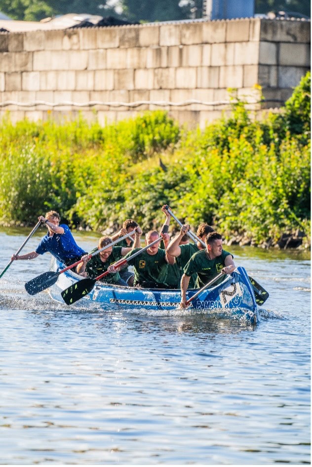 Drachenbootteam von Baasner Garten- und Landschaftsbau auf dem Wasser