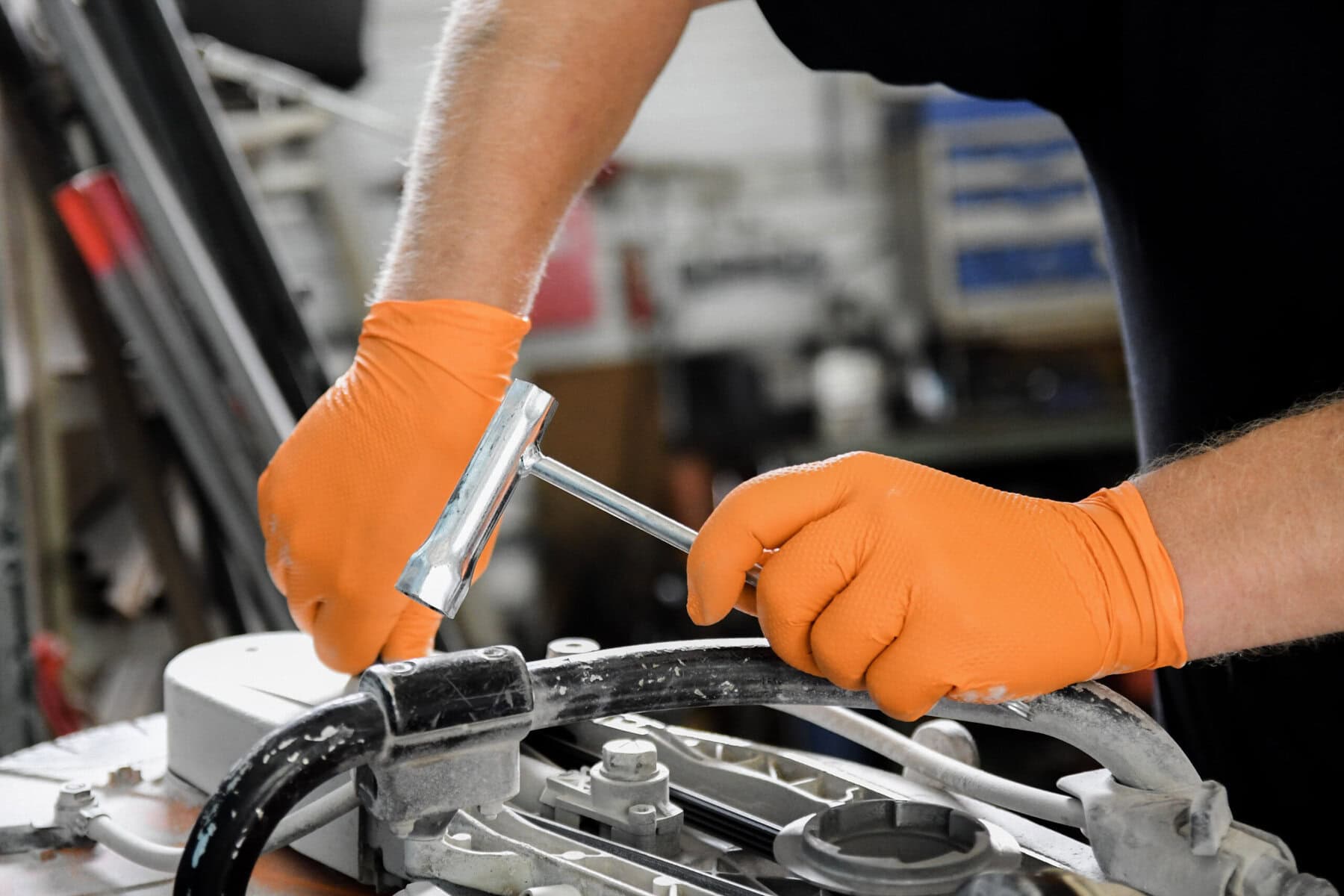 Arbeiten an einer Baumaschine in der betriebseigenen Werkstatt