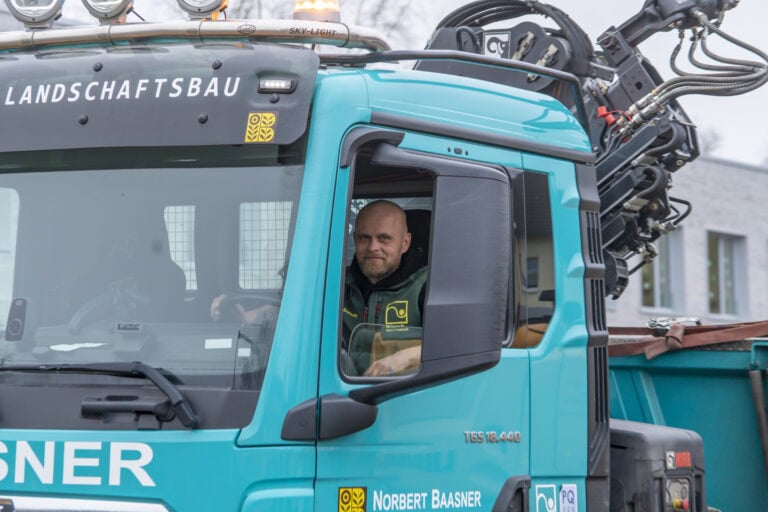 Fahrer im LKW von Baasner Garten- und Landschaftsbau